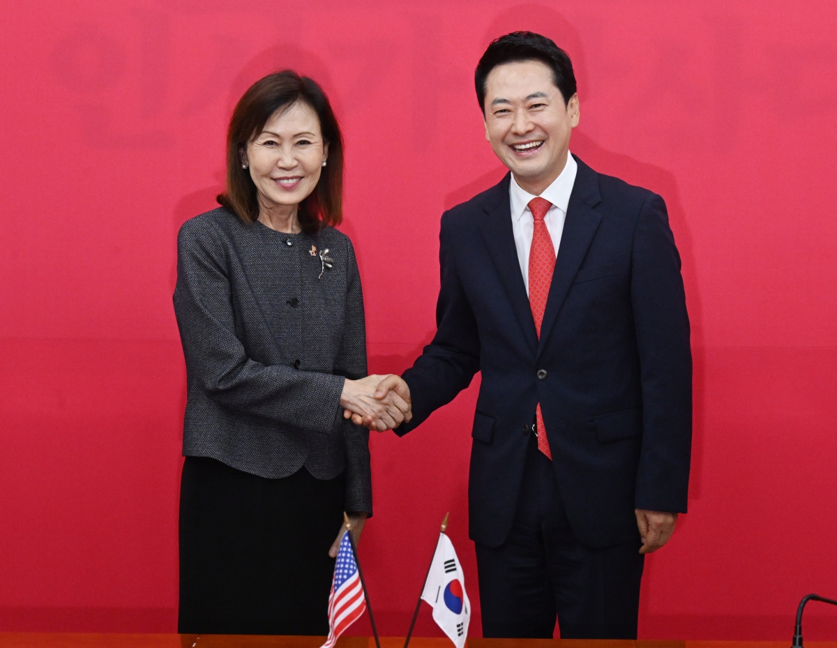 장동혁 국민의힘 대표와 미셸 스틸 주한미국대사가 15일 국회에서 접견에 앞서 기념촬영을 하고 있다. 2026.9.15 안주영 전문기자