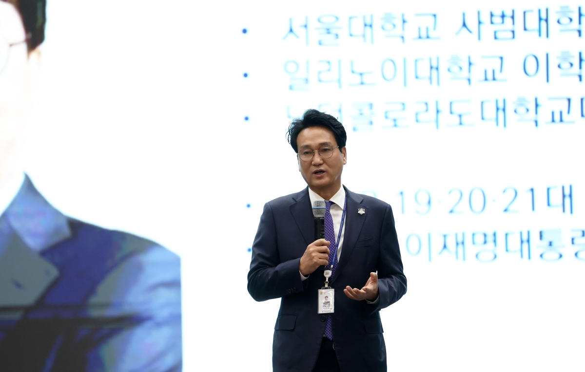 안민석 경기도교육감이 15일 경기도교육청 조원청사 대강당에서 진행된 ‘5급 정책리더십 향상과정’ 연수에 참석해 ‘크게, 제대로, 주도하는 경기교육 대전환, 정책리더의 역할’을 주제로 특강을 하고 있다. 경기도교육청 제공