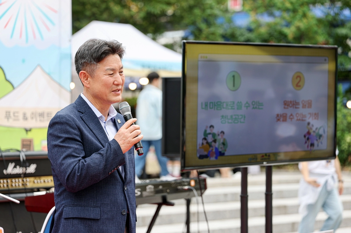 김동욱 도봉구청장이 지난 12일 청년의 날 행사에서 인사말을 하고 있다. 도봉구 제공