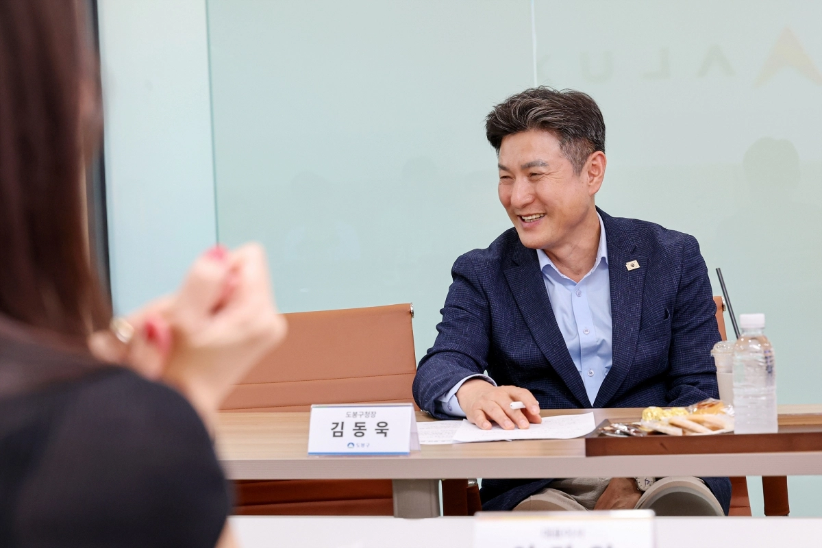 김동욱 도봉구청장이 지난 9일 청년인턴십 운영 기업(에이럭스)을 방문해 대화를 나누고 있다. 도봉구 제공