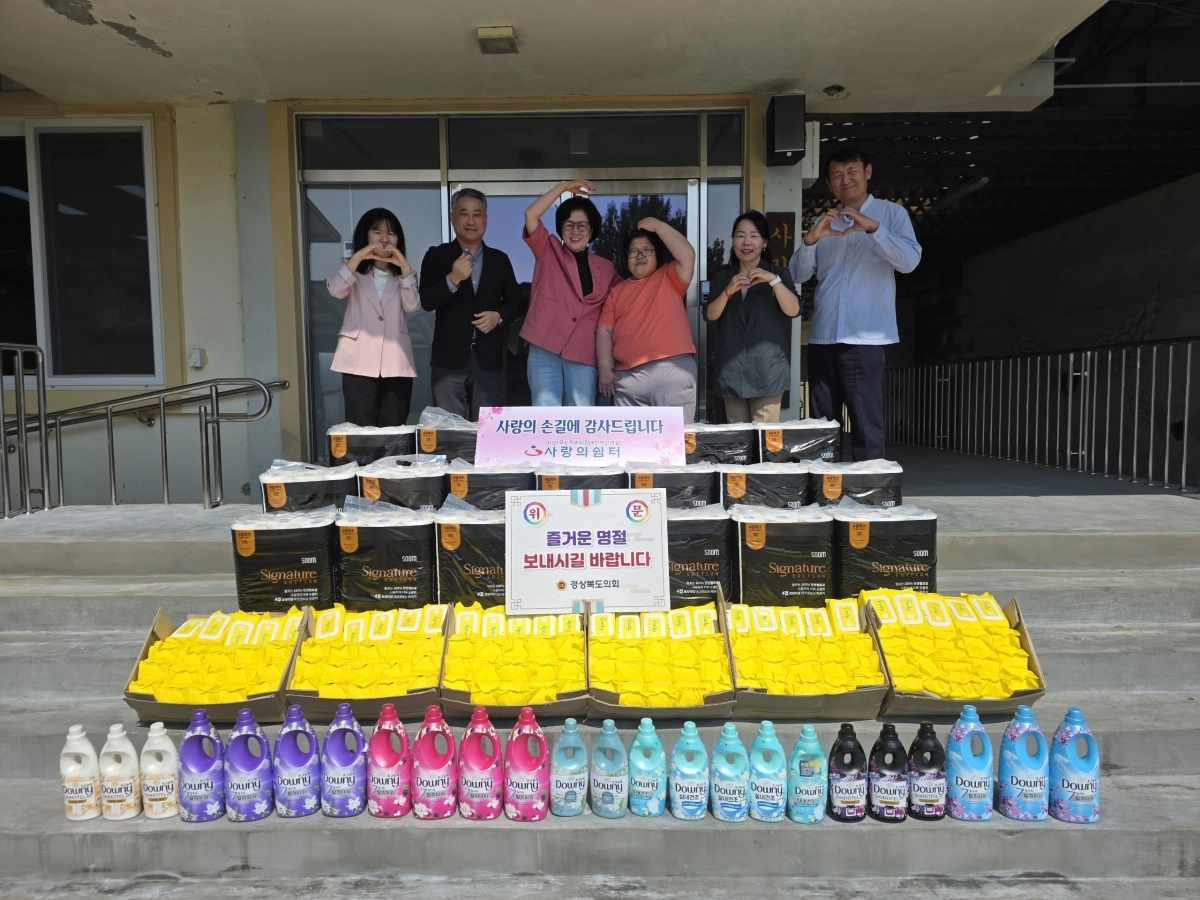15일 추석 명절을 맞아 도내 구미시 소재 복지시설인 ‘사랑의 쉼터’를 방문한 이명희 의원. 경북도의회 제공