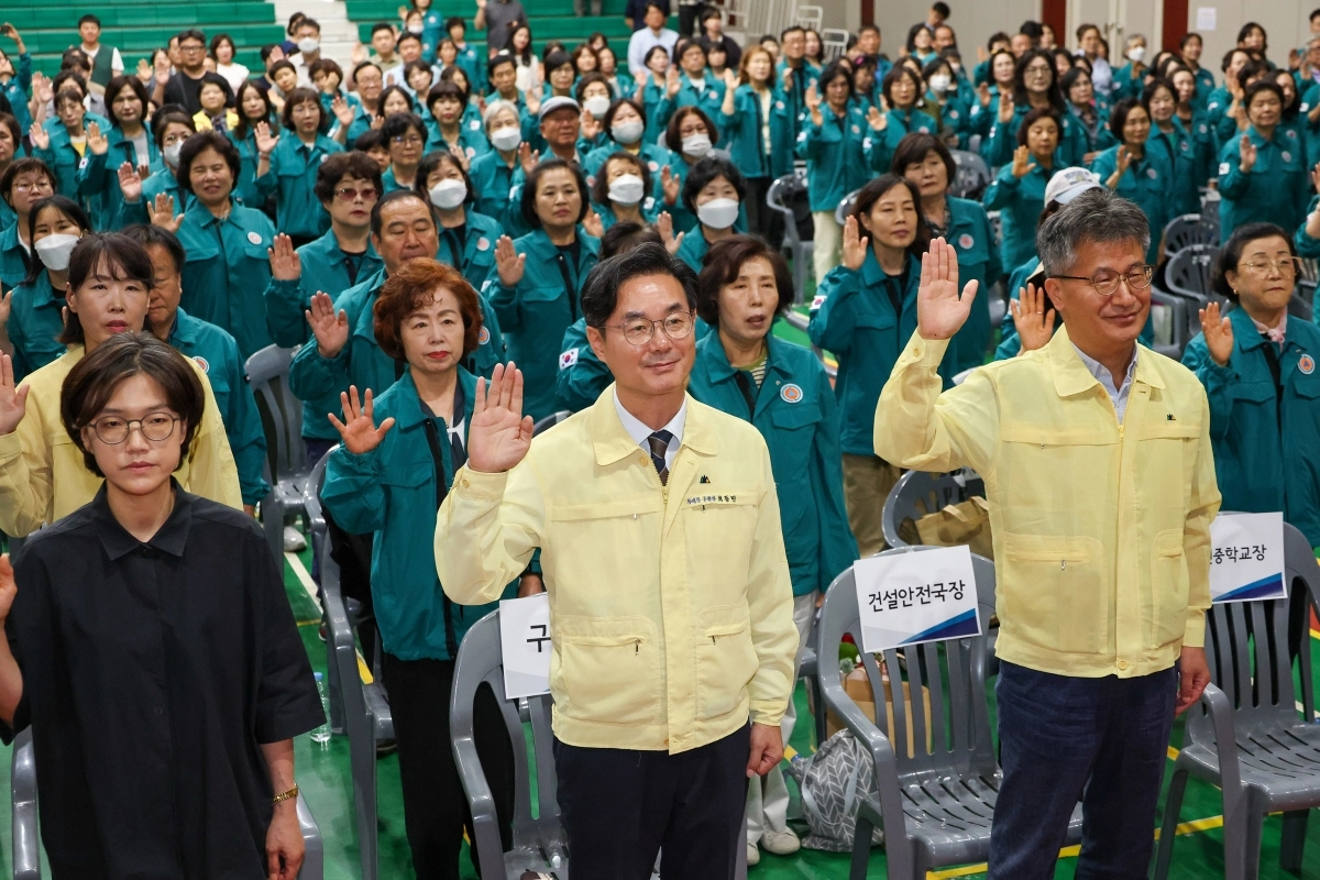 최동민(앞줄 왼쪽 첫번째) 동대문구청장이 지난 14일 구청 강당에서 열린 ‘민방위대 창설 제51주년 기념행사’에 참석해 선서를 하고 있다. 동대문구 제공
