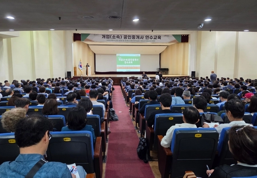 지난 14일 송파구 공인중개사들이 서울시 교통회관에서 ‘2026년 송파구 공인중개사 연수교육’에 참여하고 있다. 송파구 제공