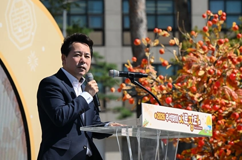 임만균 서울시의회 의장이 15일 ‘2026년 추석맞이 서로장터’ 개막 행사에서 축사하고 있다. 서울시의회 제공