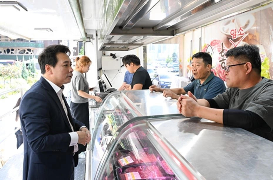 임만균 서울시의회 의장(맨 왼쪽)이 15일 ‘2026년 추석맞이 서로장터’에 참여한 홍성 한우 부스 축산농가와 대화를 나누고 있다. 서울시의회 제공