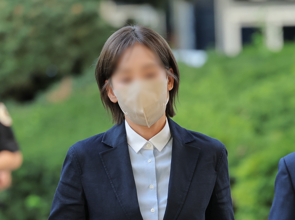 김승원 법무부 장관 후보자에게 ‘신약 청탁’을 했다는 의혹을 받는 브로커 양모씨가 15일 서울 마포구 서울서부지법에서 열린 뇌물공여약속 혐의 공판기일에 출석하고 있다. 2026.9.15 연합뉴스