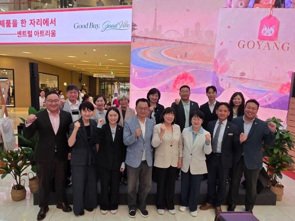 ▲ 지난 12일 스타필드 고양 센트럴 아트리움에서 개최된 ‘2026 경기도 더 좋은 소비 페스타 in 고양’ 개회식에서 참석자들이 기념촬영을 하고 있다. (사진=경기도의회)