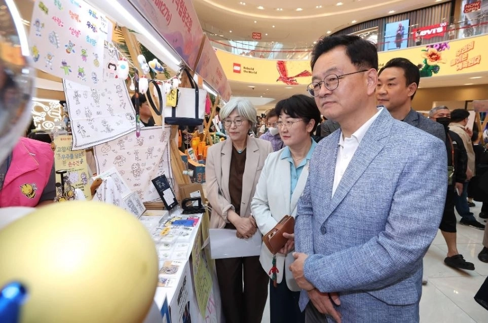 ‘2026 경기도 더 좋은 소비 페스타 in 고양’ 개회식에 참석 후 부스를 둘러보는 고은정 부의장(사진=경기도의회)