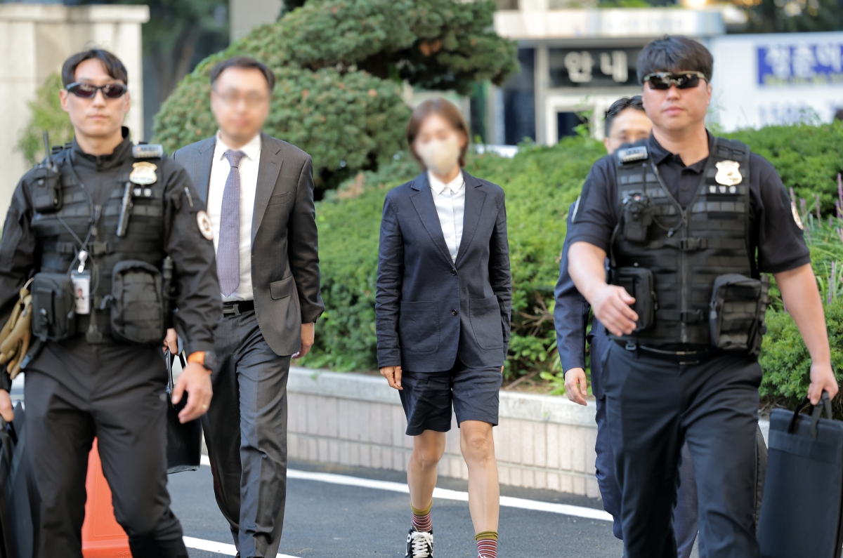 김승원 법무부 장관 후보자에게 ‘신약 청탁’을 했다는 의혹을 받는 브로커 양모씨가 15일 서울 마포구 서울서부지법에서 열린 뇌물공여약속 혐의 공판기일에 신변 보호를 받으며 출석하고 있다. 2026.9.15 연합뉴스