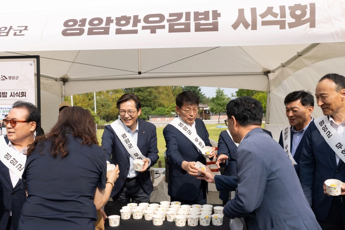 영암군이 14일 국회 소통관 앞마당 농특산물 직거래장터를 열고 있다.