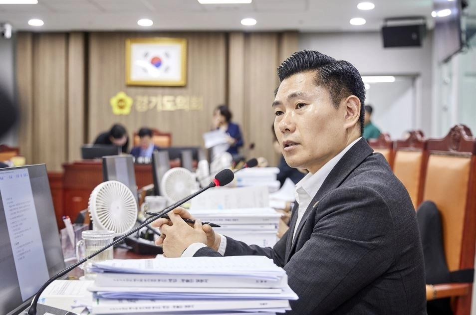 ▲ 지난 10일 제393회 임시회 건설교통위원회 철도항만물류국 소관 제2회 추가경정예산안 심사에서 질의하는 김지호 의원(사진=경기도의회)