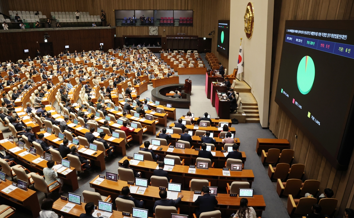 3일 국회에서 열린 본회의에서 10·29 이태원 참사 피해자 권리보장과 진상규명 및 재발 방지를 위한 특별법 일부개정법률안이 통과되고 있다. 연합뉴스
