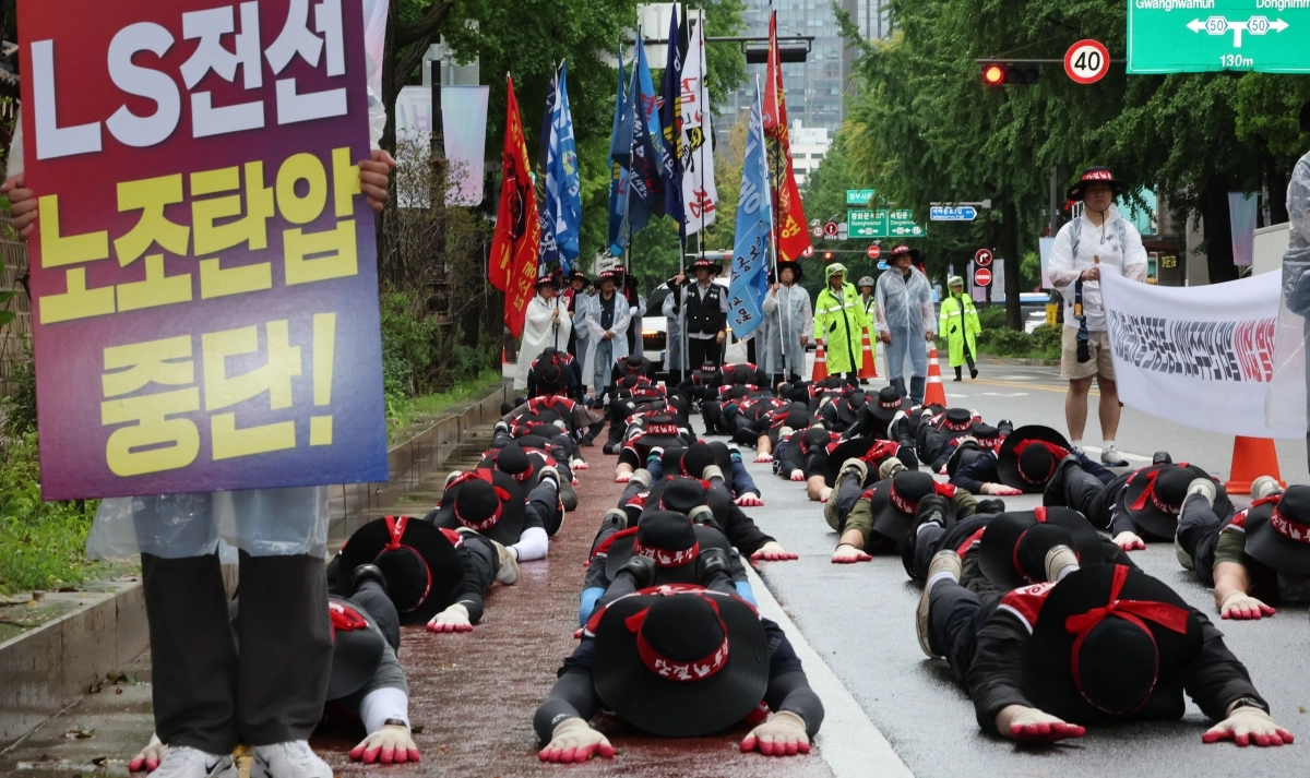 전국금속노동조합연맹 LS전선 노조 조합원들이 지난 7월 21일 서울 종로구 경복궁 서십자각터 인근에서 사측의 노조 탄압 중단을 요구하며 오체투지를 하고 있다. 연합뉴스