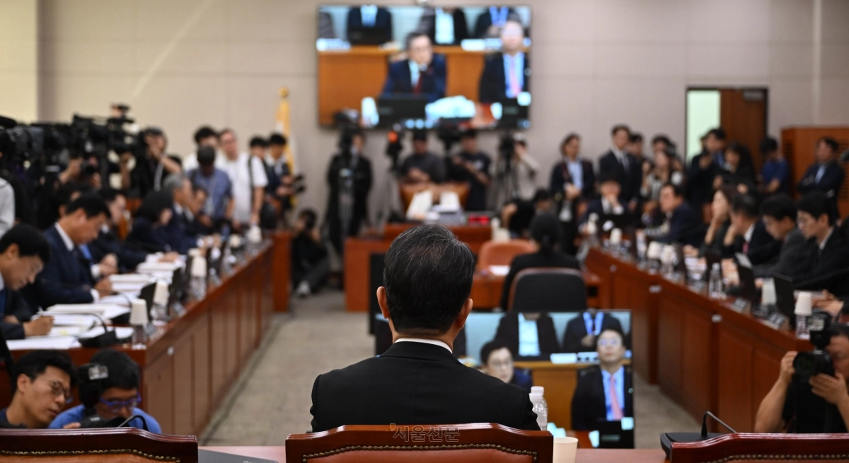 김승원(뒷모습) 법무부 장관 후보자가 15일 국회 법제사법위원회에서 열린 인사청문회에서 의원 질의를 듣고 있다. 여야는 김 후보자의 신약 청탁 의혹, 가족이 근무한 발달장애인 돌봄 기관 운영 등을 두고 공방을 벌였다. 홍윤기 기자