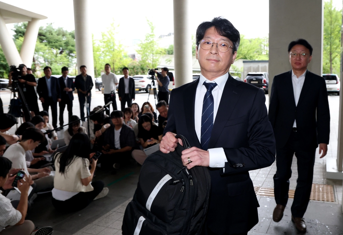 홍지선 국토교통부 장관 후보자가 8월 31일 세종시 정부세종청사로 출근하며 취재진의 질문에 답변 후 청사로 들어가고 있다. 뉴스1