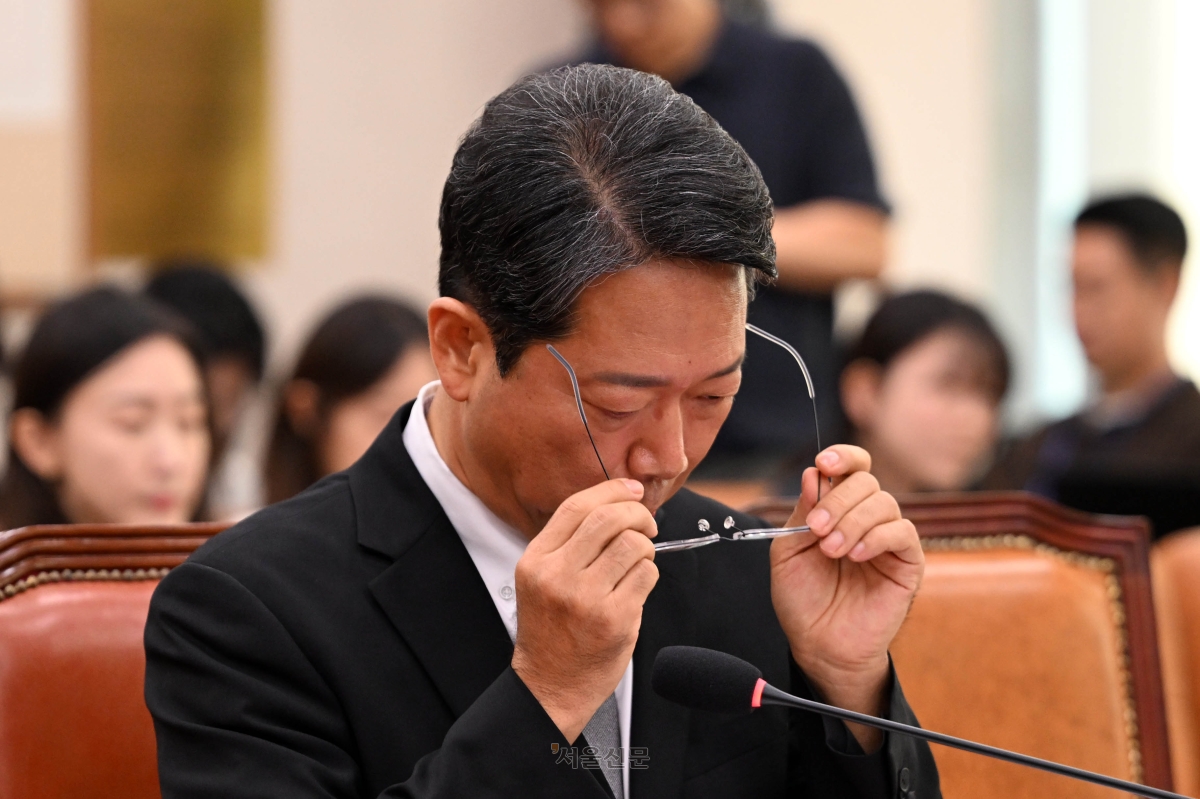 김승원 법무부 장관 후보자가 15일 국회 법제사법위원회에서 열린 인사청문회에서 발언하며 손수건으로 눈가를 닦고 있다. 2026.9.15 홍윤기 기자