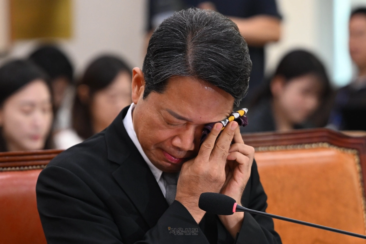 김승원 법무부 장관 후보자가 15일 국회 법제사법위원회에서 열린 인사청문회에서 발언하며 손수건으로 눈가를 닦고 있다. 2026.9.15 홍윤기 기자