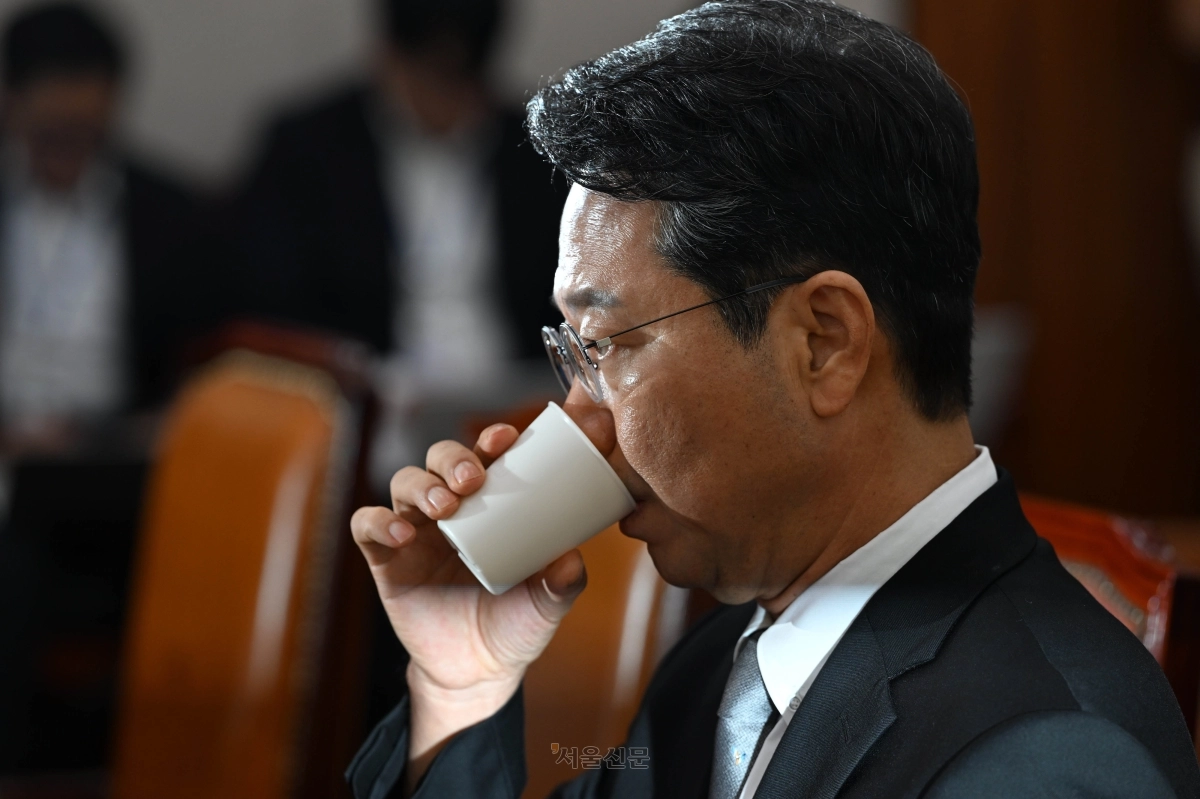 김승원 법무부 장관 후보자가 15일 국회 법제사법위원회에서 열린 인사청문회에서 물을 마시고 있다. 홍윤기 기자