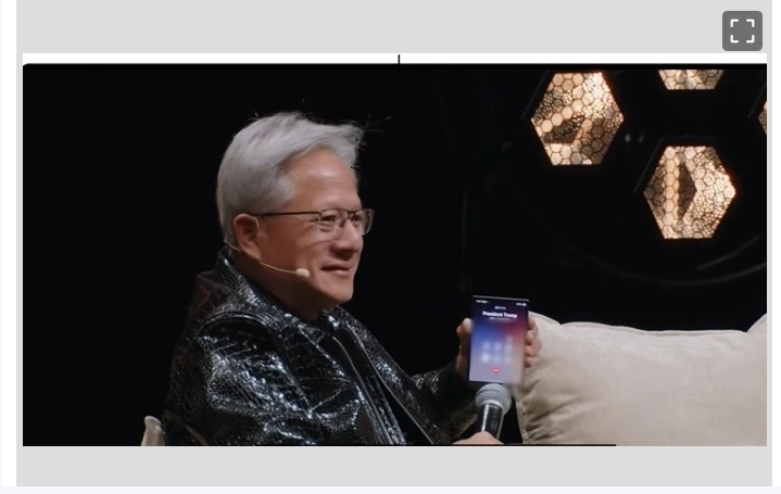 갤럭시 폴드8으로 트럼프 전화 받는 젠슨 황
