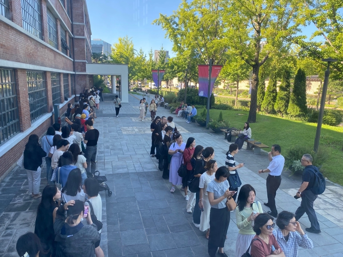 서울 종로구 국립현대미술관 개관 전부터 줄을 서 있는 관람객들의 모습. 국립현대미술관 제공