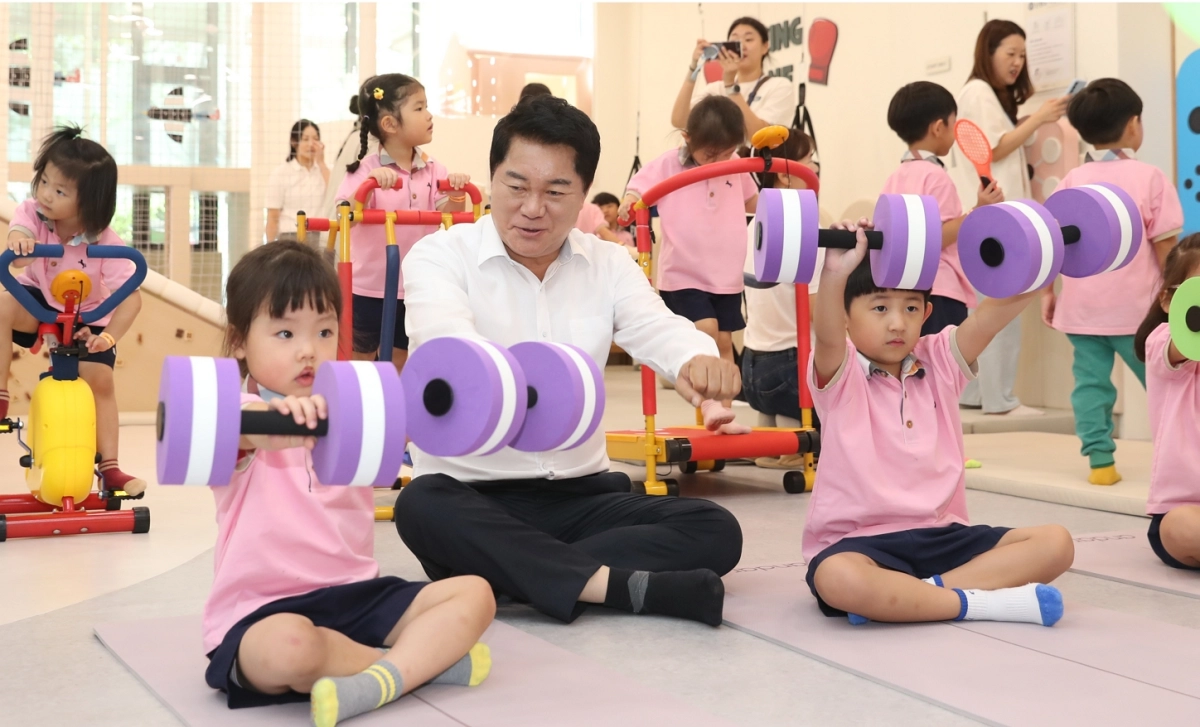 박준희(앞줄 가운데) 서울 관악구청장이 지난 11일 서울형 키즈카페 신사동점에서 어린이들과 운동을 하고 있다. 관악구 제공