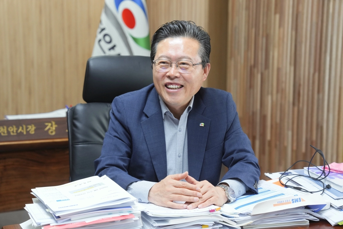 장기수 충남 천안시장이 14일 시청 집무실에서 서울신문과 인터뷰하고 있다.  천안시 제공