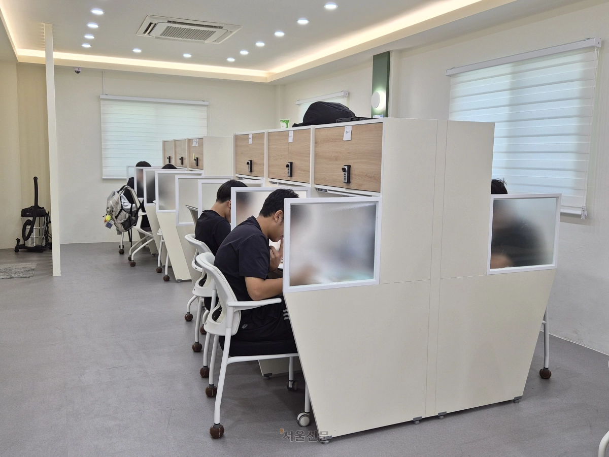 지난 8월 7일 예천군 용궁면 청소년 둥지 배움터에서 학생들이 공부하는 모습.