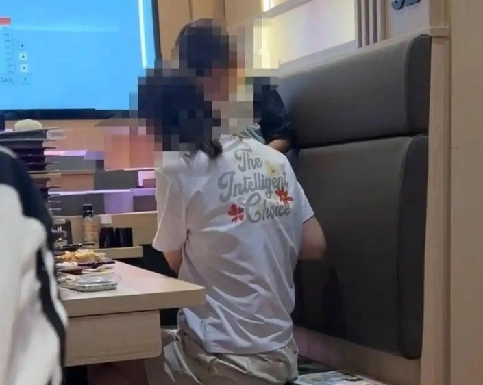 일본의 유명 회전초밥 프랜차이즈 ‘스시로’의 중국 베이징 한 지점에서 한 여성이 아들의 소변을 일회용 컵에 받는 모습을 촬영한 영상이 소셜미디어(SNS)에 확산했다. 자료 : 웨이보