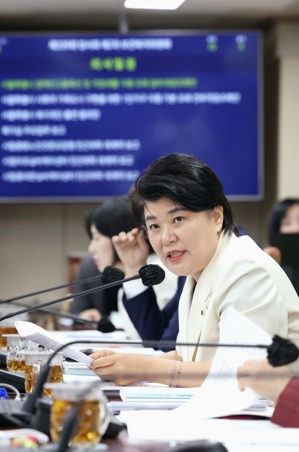 제339회 임시회 시민건강국 업무보고에서 질의하는 김명희 의원. 서울시의회 제공