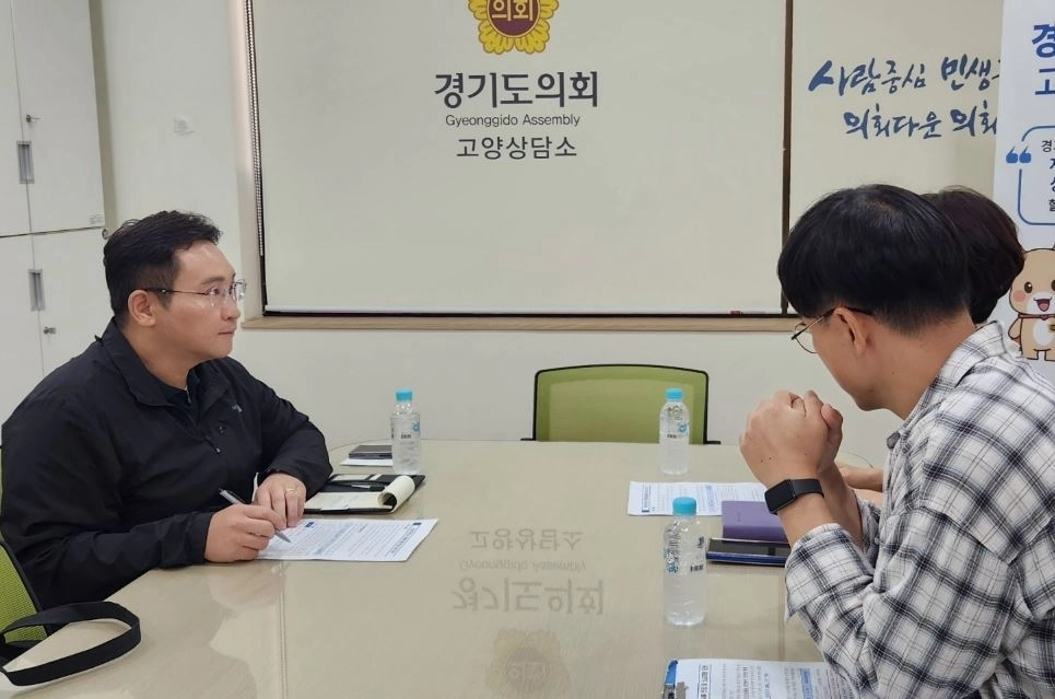 ▲ 지난 11일 경기도의회 고양상담소에서 안미경 고양시 일자리정책과장과 면담을 갖은 변재석 의원(사진=경기도의회)