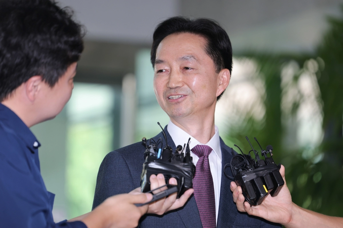 중대범죄수사청장 후보로 지명된 김지용 변호사가 8일  인사청문회 준비 사무실이 마련된 서울 종로구 정부서울청사 창성동 별관 로비에서 취재진에 소감을 밝히며 웃고 있다. 연합뉴스