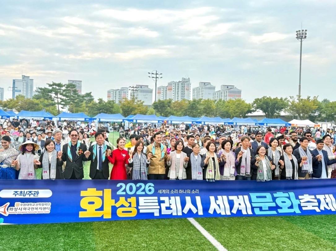 ▲ 지난 13일 화성시 도원체육공원에서 열린 ‘세계문화축제’ 현장을 방문한 오현정 의원이 참석자들과 기념촬영을 하고 있다. (사진=경기도의회)
