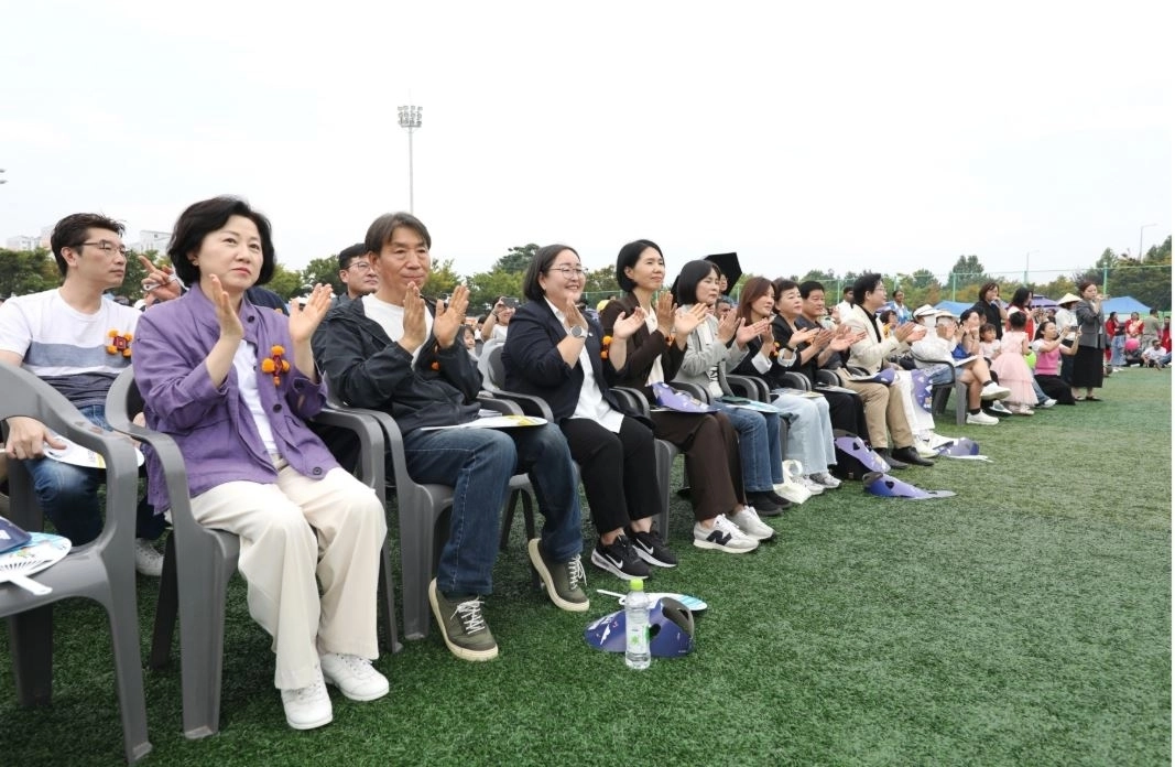 ▲ 지난 13일 화성시 도원체육공원에서 열린 ‘세계문화축제’ 현장을 방문한 오현정 의원(사진=경기도의회)