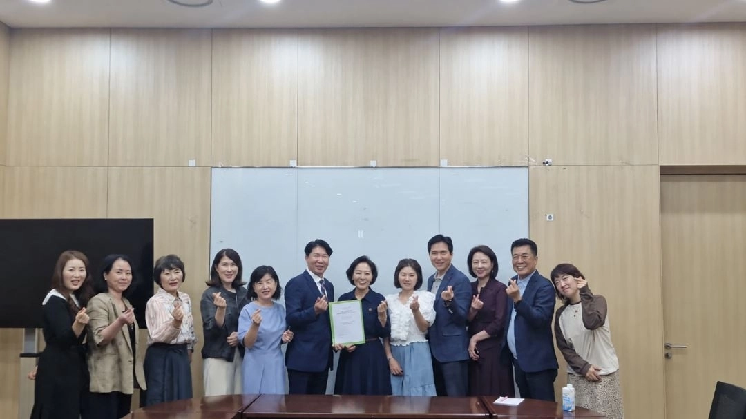 ▲ 지난 7일 한국유치원총연합회 경기도지회(회장 한용호) 관계자들과 간담회를 연 김명숙 의원(사진=경기도의회)