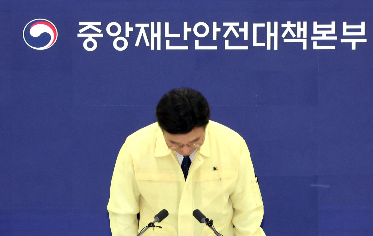 고개 숙인 윤호중 장관