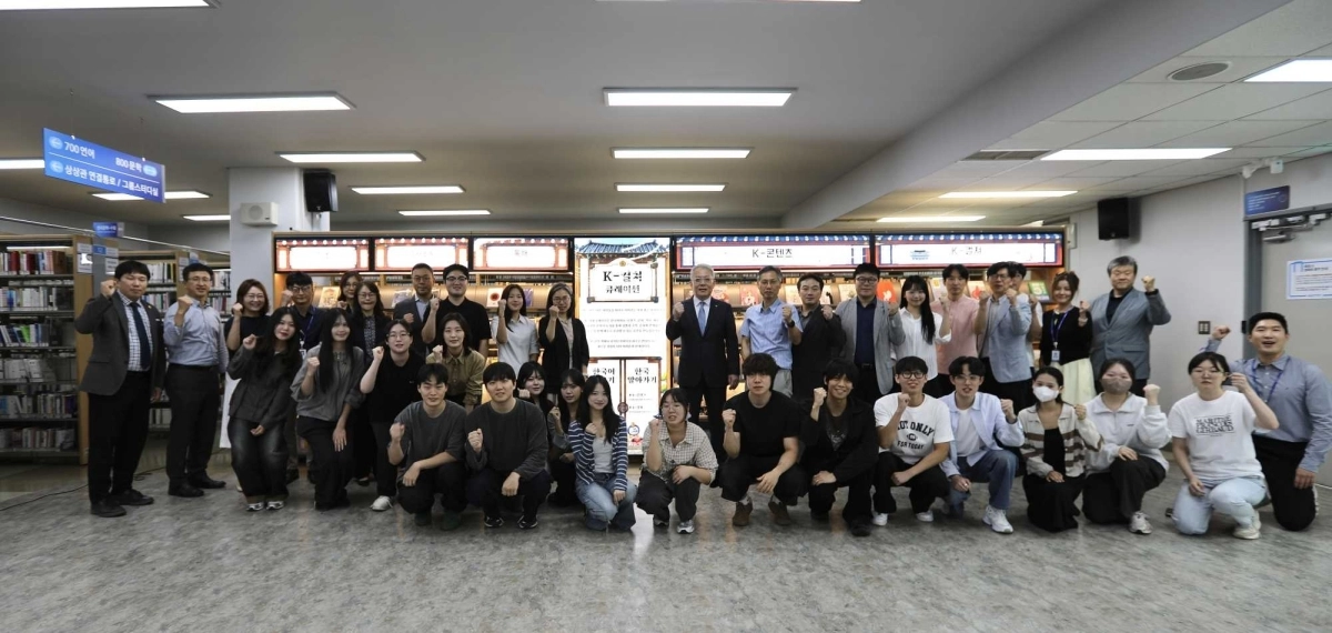 이창원(뒷줄 오른쪽에서 아홉 번째) 한성대 총장, 박지영(뒷줄 오른쪽에서 열 번째) 한성대 학술정보관장 등이 ‘2026학년도 학술정보관 큐레이션 데이’ 참석자들과 기념촬영을 하고 있다. 한성대 제공