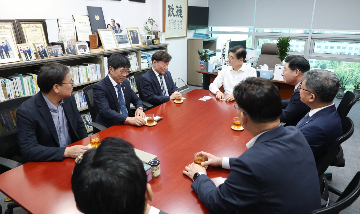 ▲남종섭 경기도의회 의장과 최종현 TF 단장 등 광역시·도의회 관계자들이 국회 의원회관에서 이해식 행정안전위원회 간사와 지방의회법 4대 중점 과제를 논의하고 있다. (사진=경기도의회)