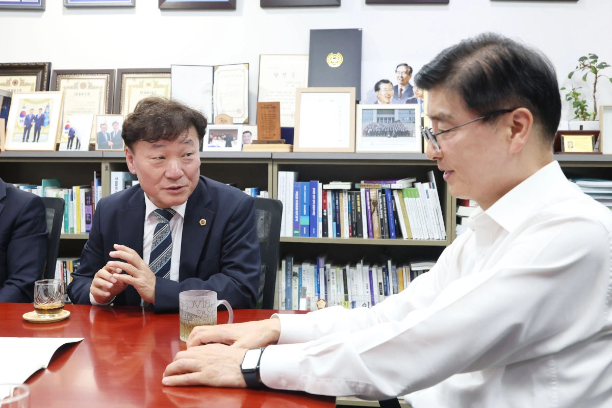 ▲남종섭 의장이 국회 면담에서 이해식 행정안전위원회 간사에게 지방의회법의 연내 통과 필요성을 설명하고 있다. (사진=경기도의회)
