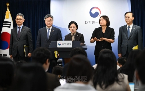 한성숙 국무총리가 지난 3일 서울 종로구 정부서울청사에서 법무부-성평등가족부 등 행정·공공기관 이전 및 공공기관 기능 개혁 관련 기자회견을 하고 있다. 2026.9.3 홍윤기 기자
