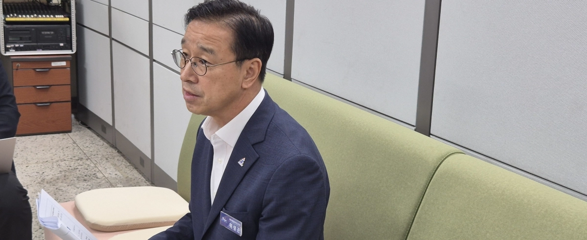 위성곤 제주지사가 16일 도청기자실에서 열린 간담회에서 제2공항 등 제주 주요현안에 대한 질의에 답하고 있다. 제주 강동삼 기자