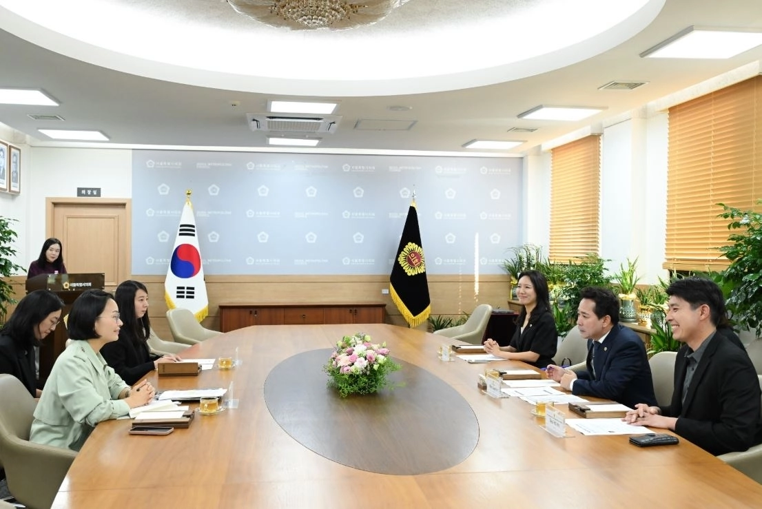 임만균 서울시의회 의장(오른쪽 가운데)이 16일 홍콩경제무역대표부 수석대표(왼쪽 첫 번째)와 면담했다. 서울시의회 제공