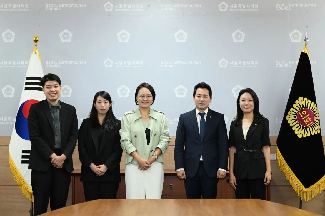 임만균 서울시의회 의장은 16일 질리안 람 홍콩경제무역대표부 수석대표(사진 왼쪽에서 세 번째)와 면담 후 단체 참석자들과 함께 기념촬영을 했다. 서울시의회 제공