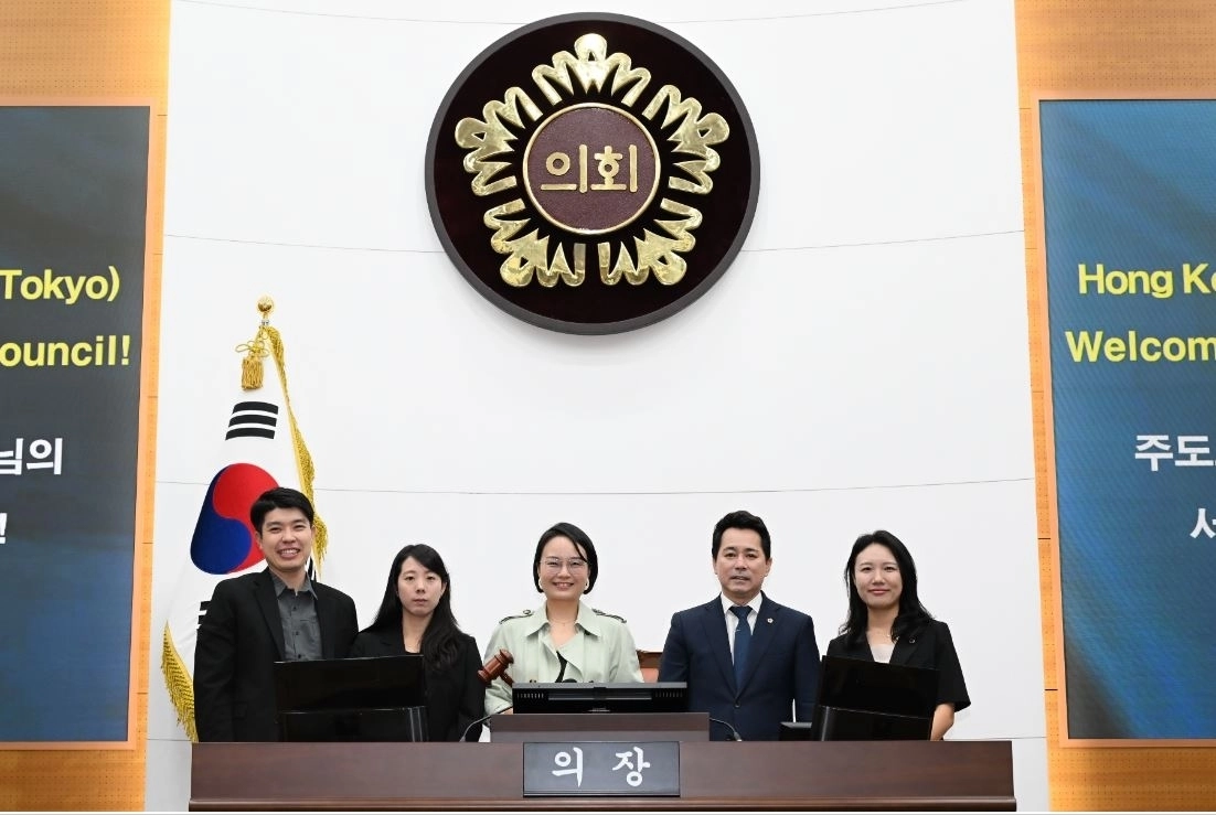 질리안 람 주도쿄 홍콩경제무역대표부 수석대표가 임만균 서울시의회 의장과의 면담 후 본회의장을 참관했다. 서울시의회 제공