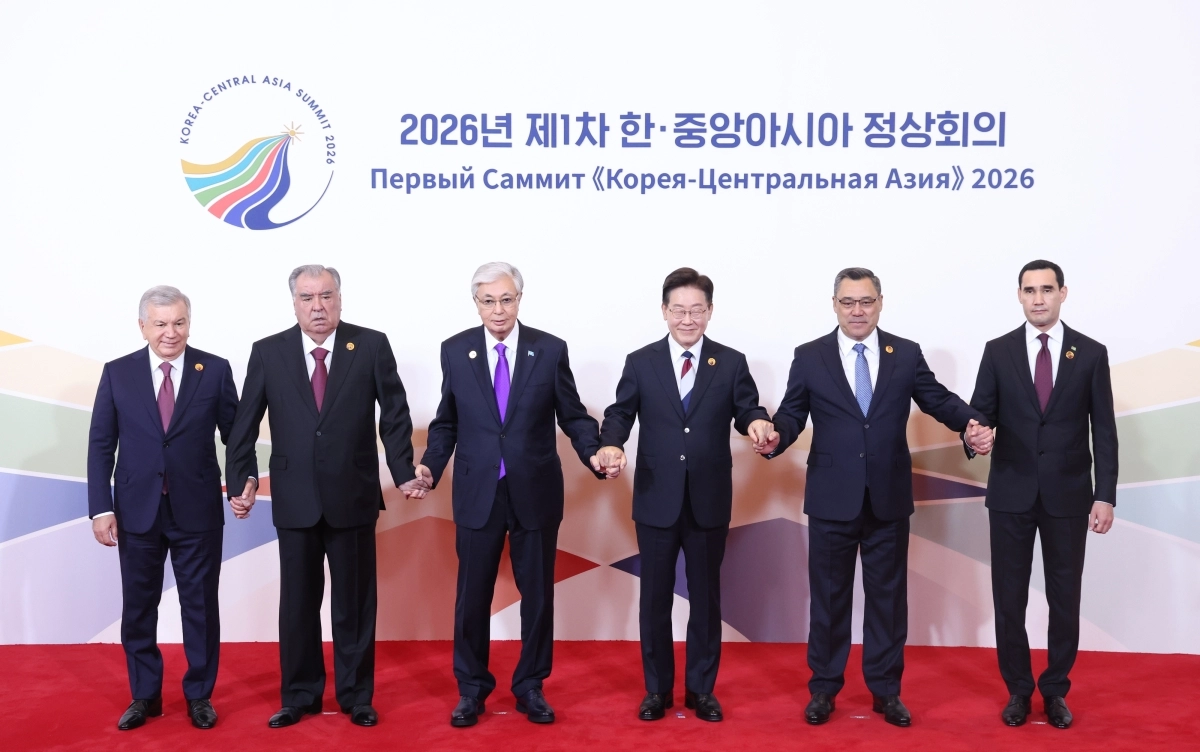 이재명 대통령이 16일 서울 한 호텔에서 열린 2026년 제1차 한·중앙아시아 정상회의에 참석한 각국 정상들과 기념촬영을 하고 있다. 왼쪽부터 샤브카트 미르지요예프 우즈베키스탄 대통령, 에모말리 라흐몬 타지키스탄 대통령, 카심-조마르트 토카예프 카자흐스탄 대통령, 이 대통령, 사디르 자파로프 키르기스스탄 대통령, 세르다르 베르디무하메도프 투르크메니스탄 대통령. 연합뉴스