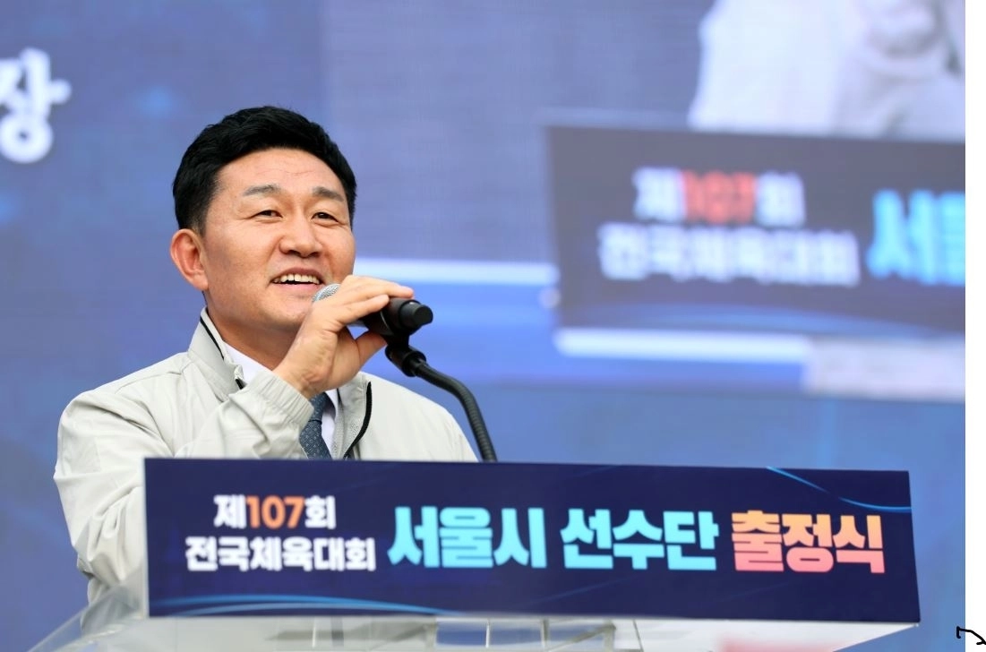 지난 11일 서울광장 특설무대에서 열린 ‘제107회 전국체육대회 서울시 선수단 출정식’에서 인사말을 하는 황철규 위원장. 서울시의회 제공