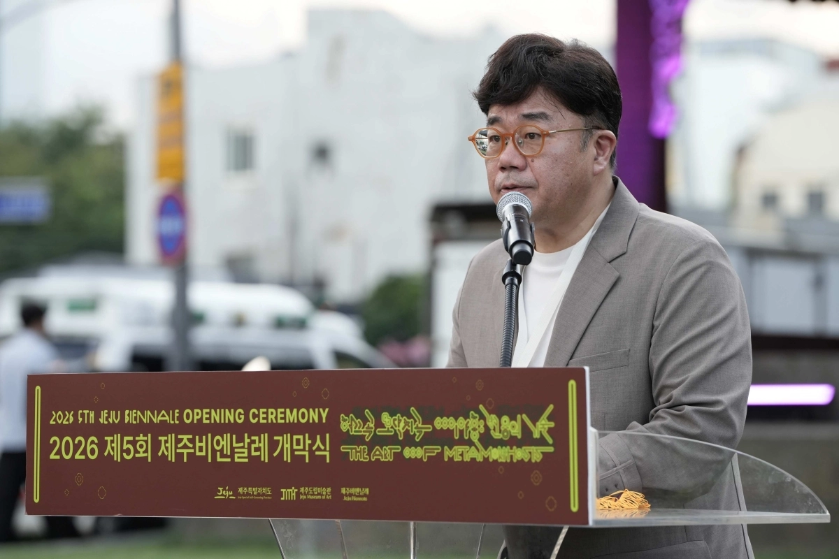 이종후 제주도립미술관장이 지난달 24일 제주 관덕정 광장에서 열린 ‘2026 제5회 제주비엔날레’ 개막식에서 인사말을 하고 있다. 제주도 제공