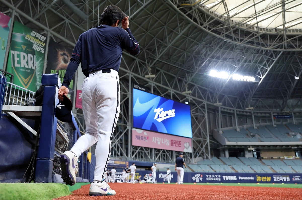 김도영이 16일 고척스카이돔에서 열린 2026 아이치·나고야 아시안게임 야구 대표팀 공식 훈련을 위해 그라운드로 나서고 있다.      연합뉴스