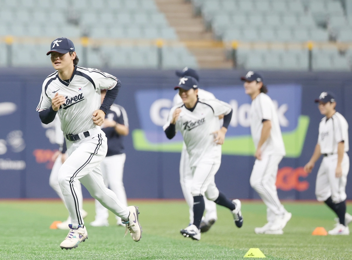 2026 아시안게임에 출전하는 한국 야구 대표팀 김도영이 15일 고척스카이돔에서 열린 공식 훈련에서 몸을 풀고 있다.      연합뉴스