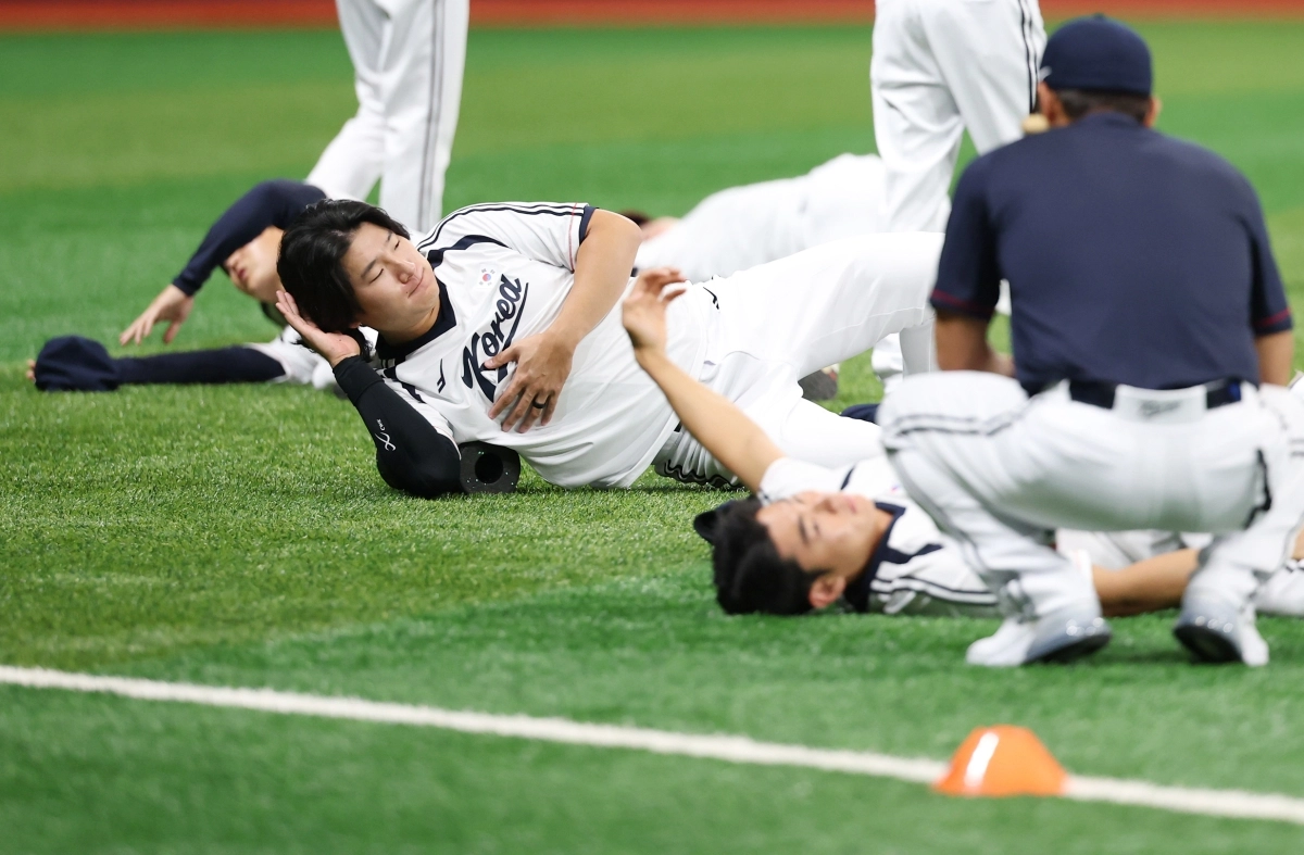 2026 아시안게임에 출전하는 한국 야구 대표팀 곽빈이 15일 고척스카이돔에서 열린 공식 훈련에서 몸을 풀고 있다.        연합뉴스