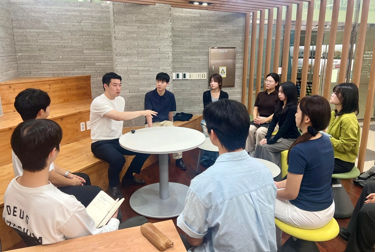 박성민 대구시 청년특보가 지난 15일 오후 경북대 학생들과 ‘청년 DRAFT’ 간담회를 갖고 청년이 겪고 있는 다양한 어려움을 듣고 있다. 대구시 제공